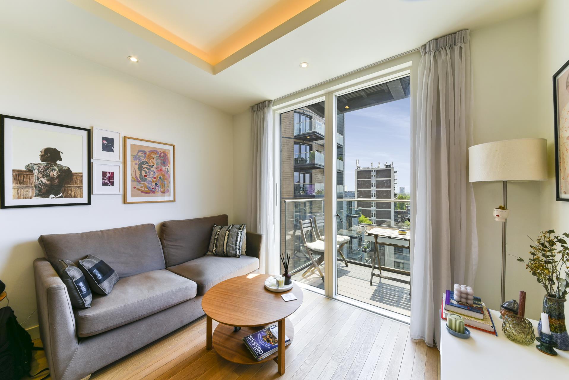 Flat Cobblestone Square in Greater London