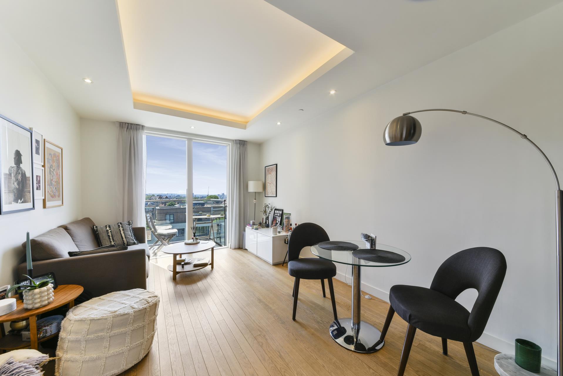 Flat Cobblestone Square in Greater London