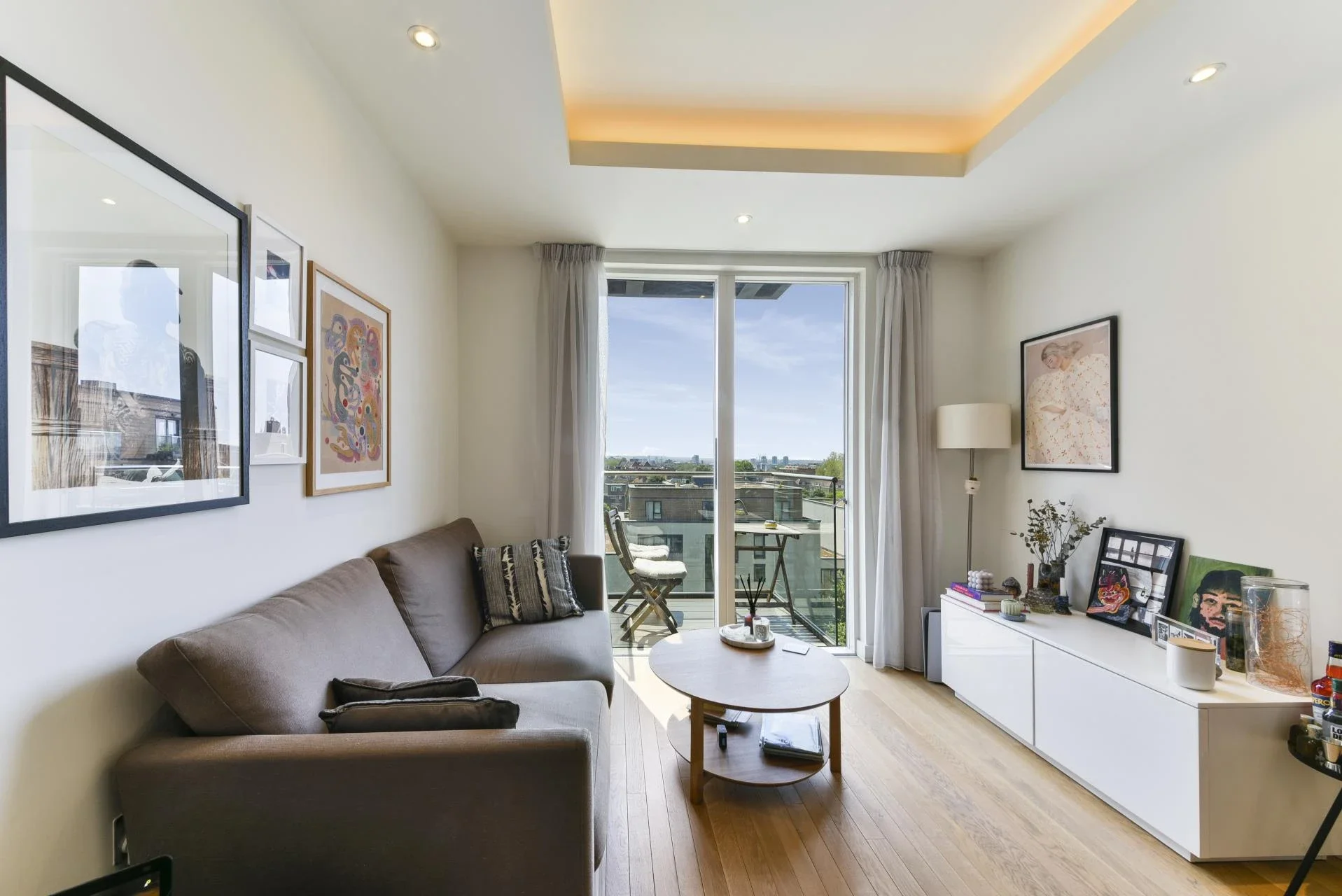 Flat Cobblestone Square in Greater London