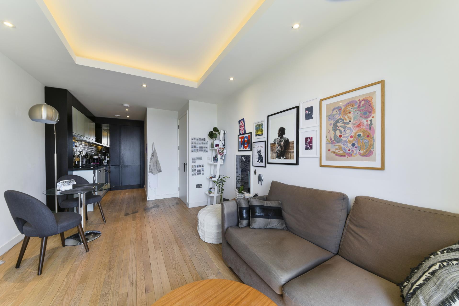Flat Cobblestone Square in Greater London