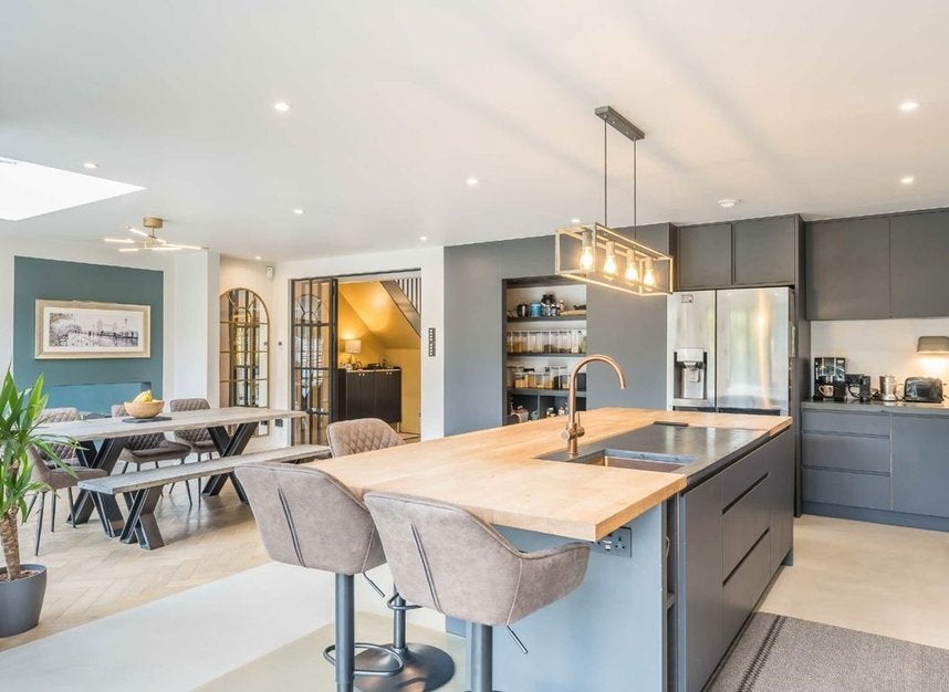 House Broadmead Close in Greater London