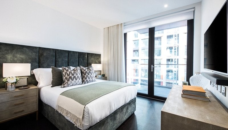 Flat Ponton Road in Greater London