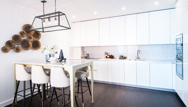 Flat Ponton Road in Greater London