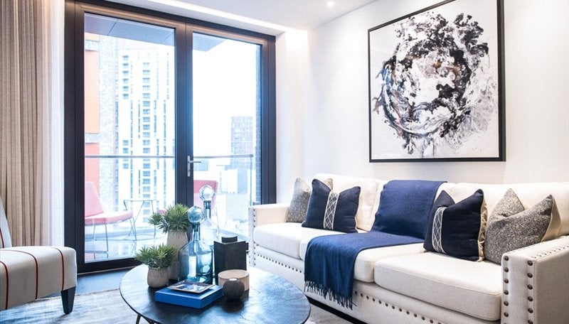 Flat Ponton Road in Greater London