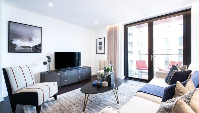 Flat Ponton Road in Greater London