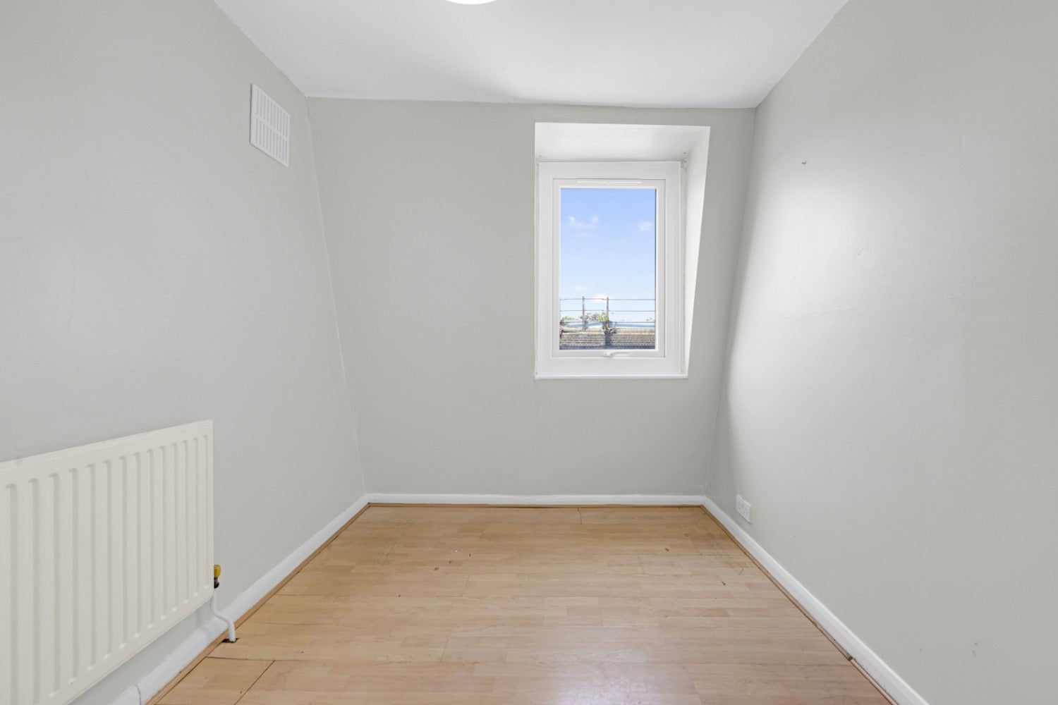 Flat Cambridge Heath Road in Greater London