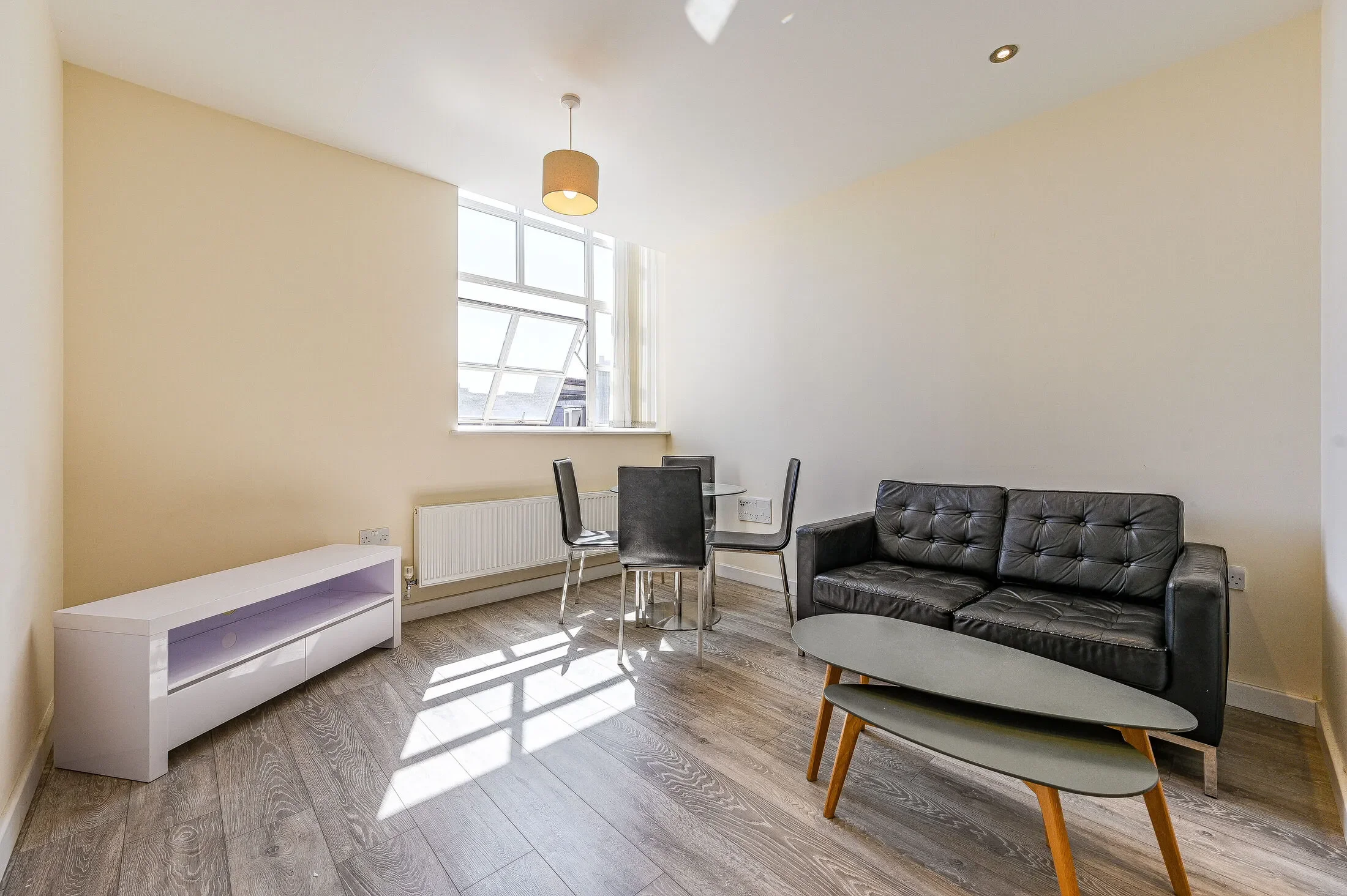 Flat Lewisham High Street in Greater London