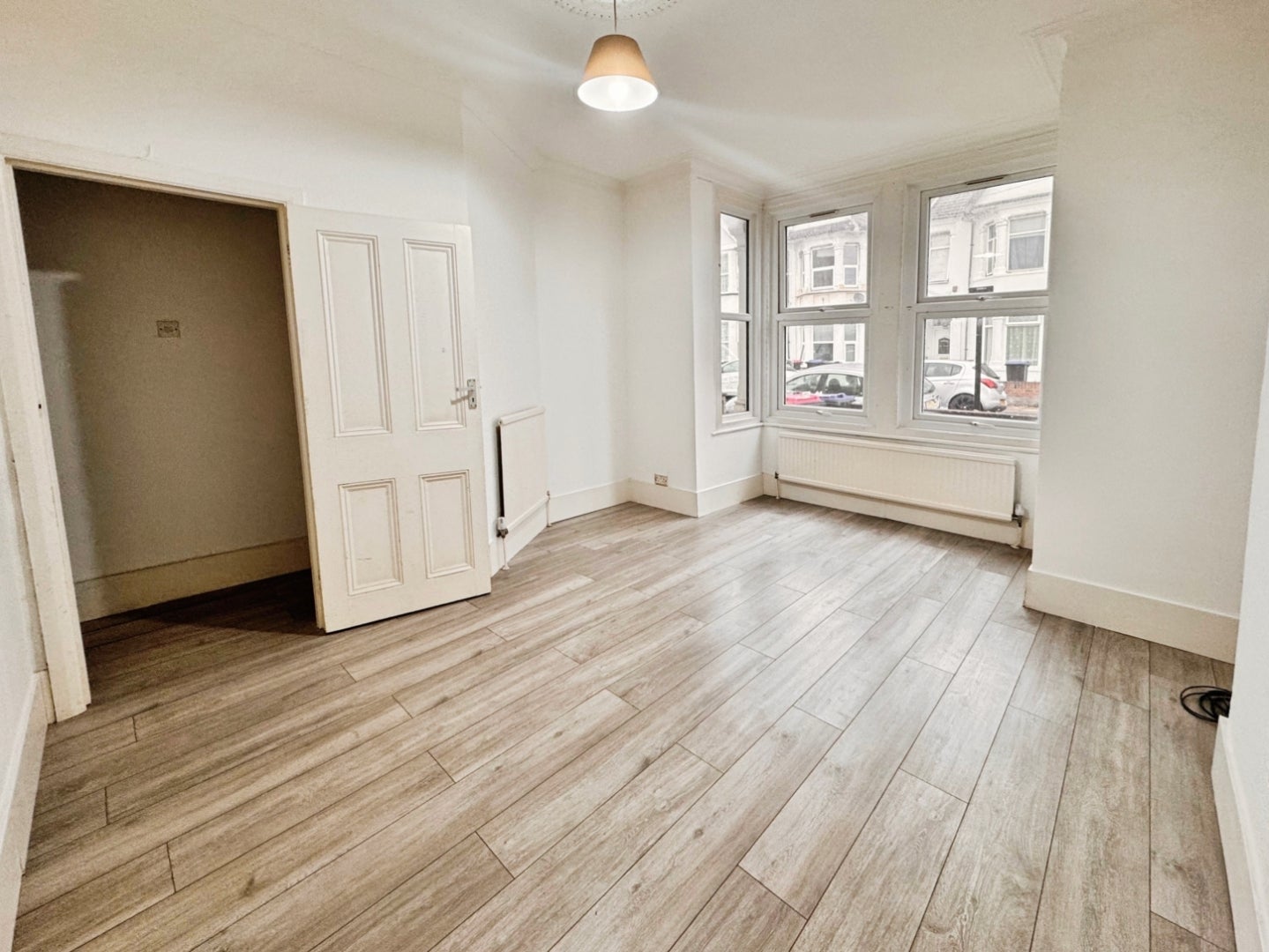 Flat Burdett Avenue in Southend-on-Sea