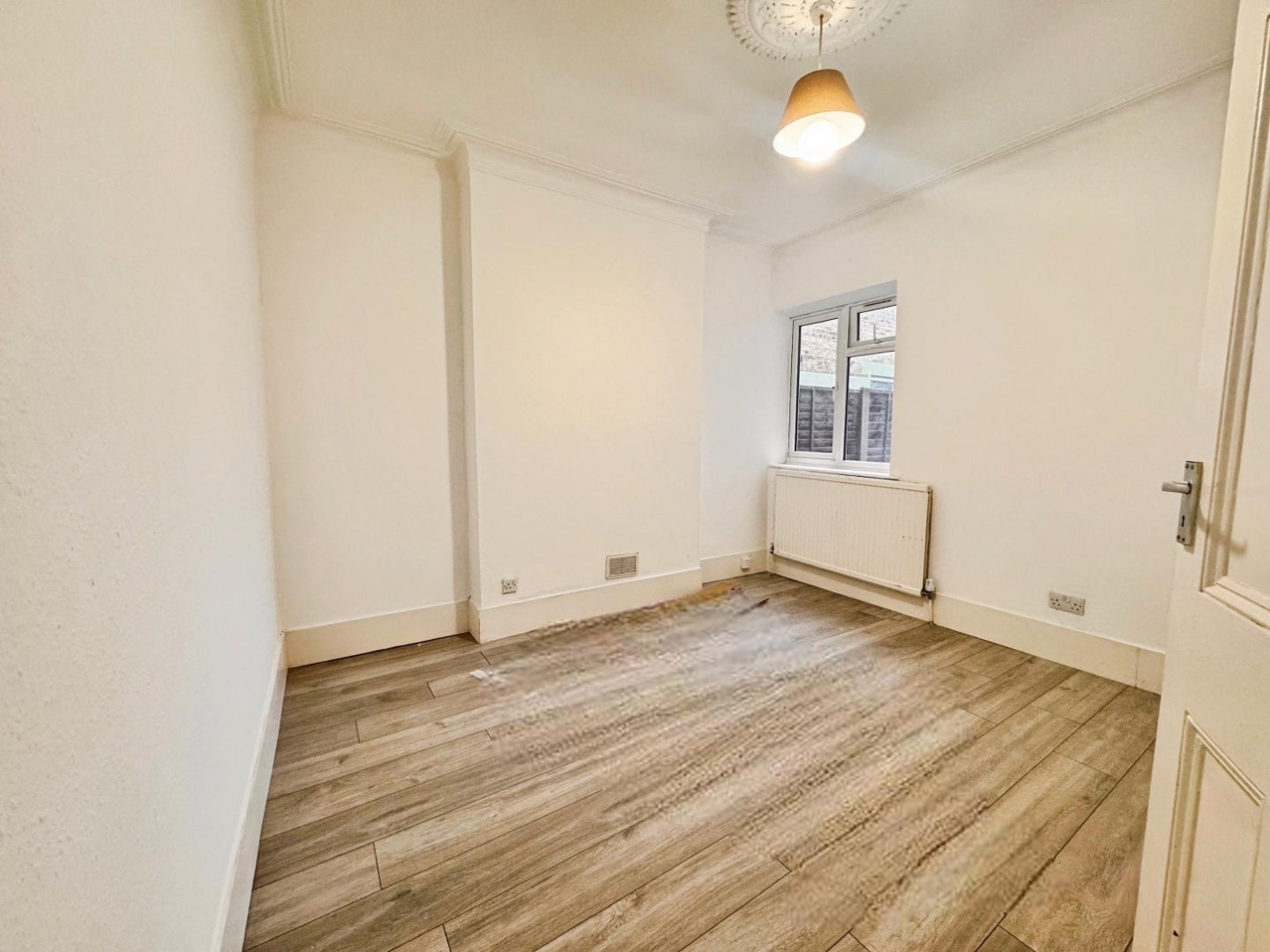 Flat Burdett Avenue in Southend-on-Sea