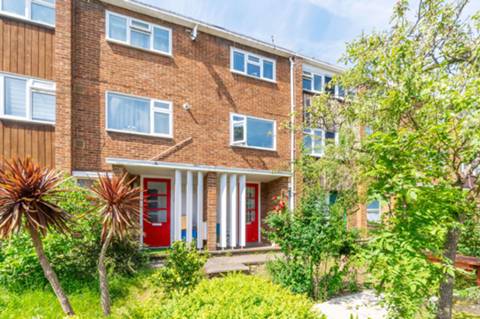 Flat Pollards Hill South in London