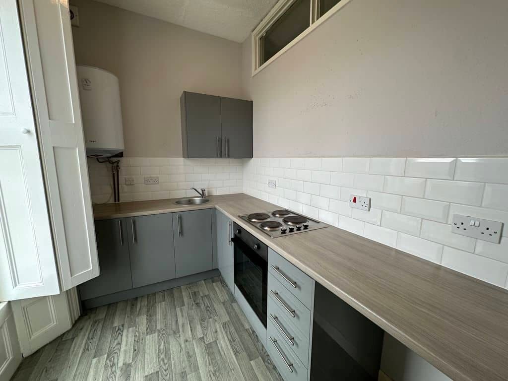 Flat Kingsholm Road in Gloucester
