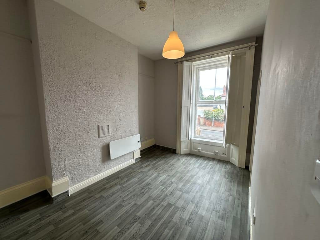 Flat Kingsholm Road in Gloucester