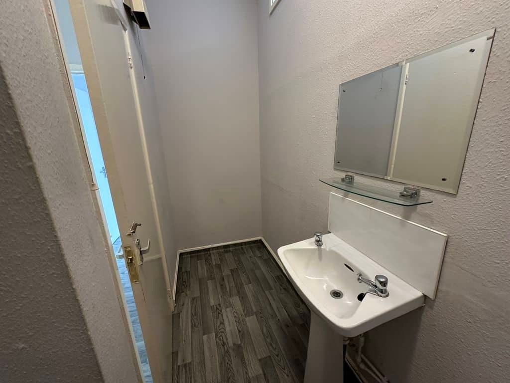 Flat Kingsholm Road in Gloucester