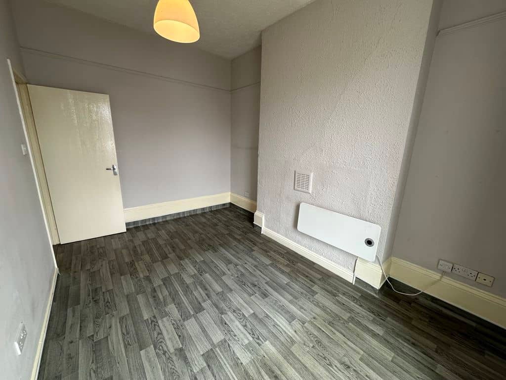 Flat Kingsholm Road in Gloucester