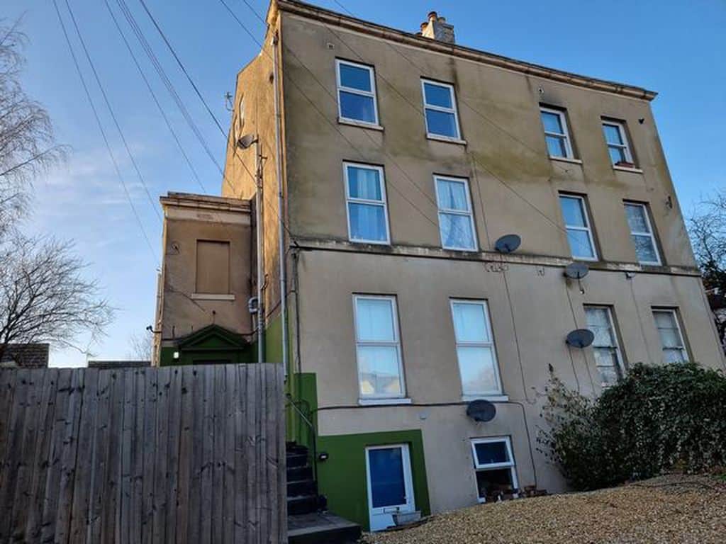Flat Kingsholm Road in Gloucester