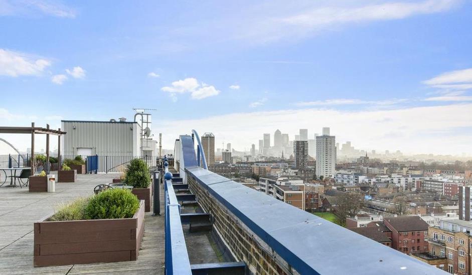 Flat Commercial Road in Greater London