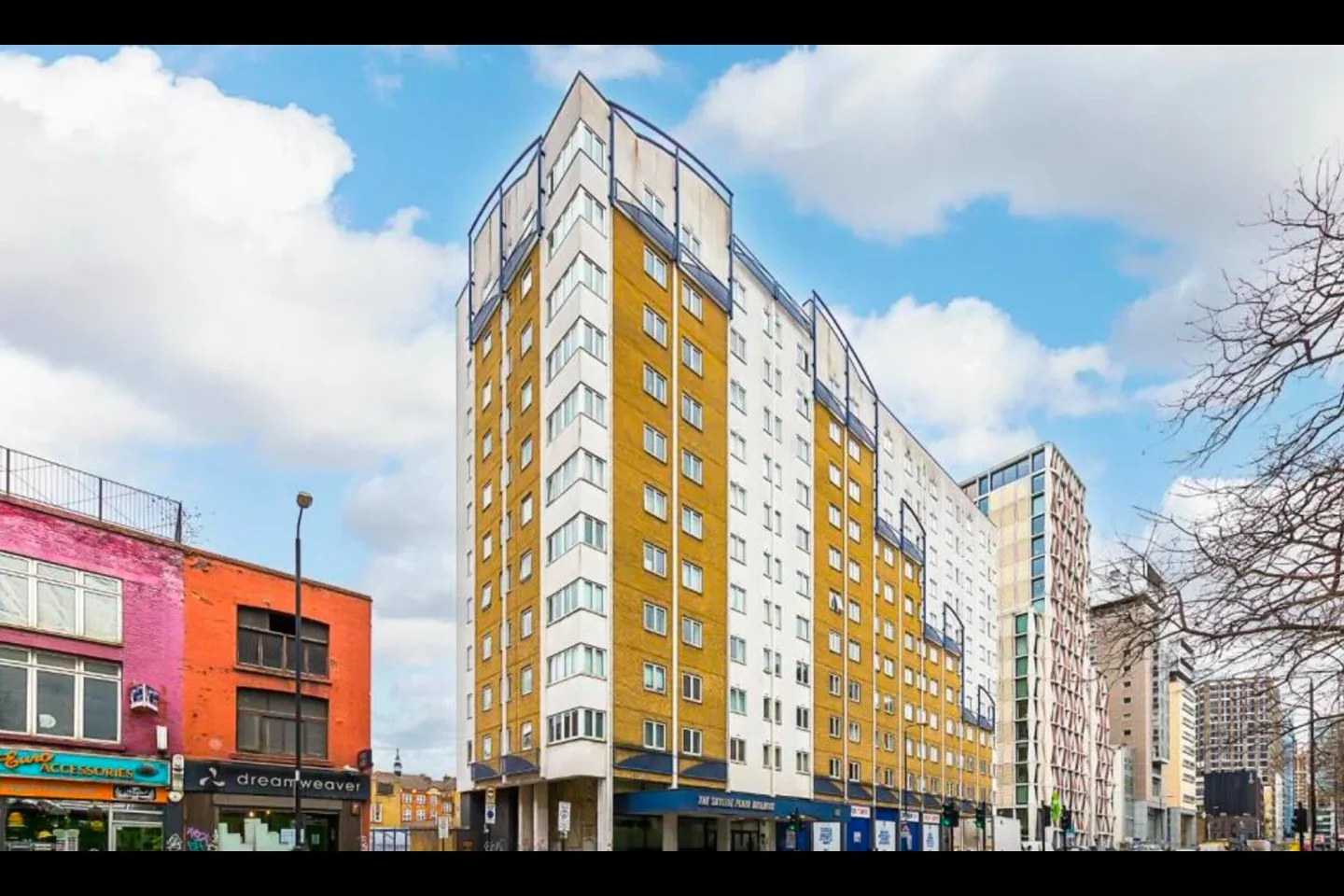 Flat Commercial Road in Greater London
