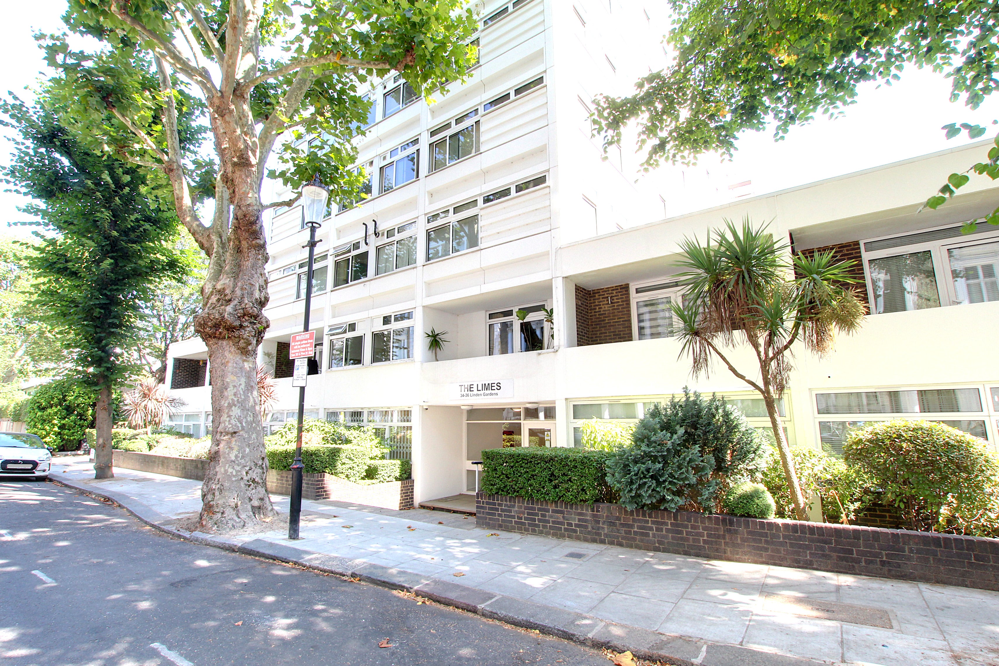 Flat Linden Gardens in Greater London