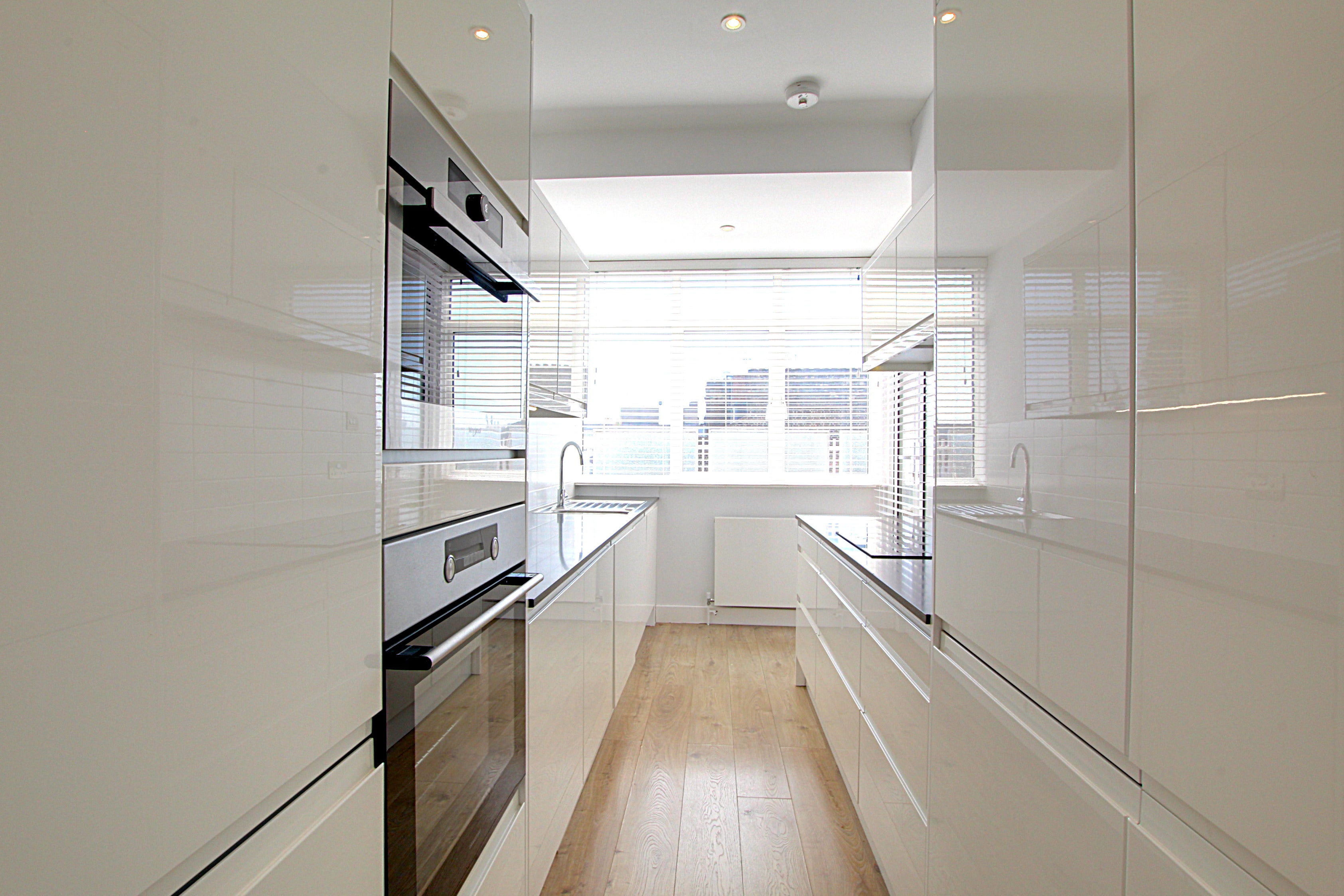 Flat Linden Gardens in Greater London