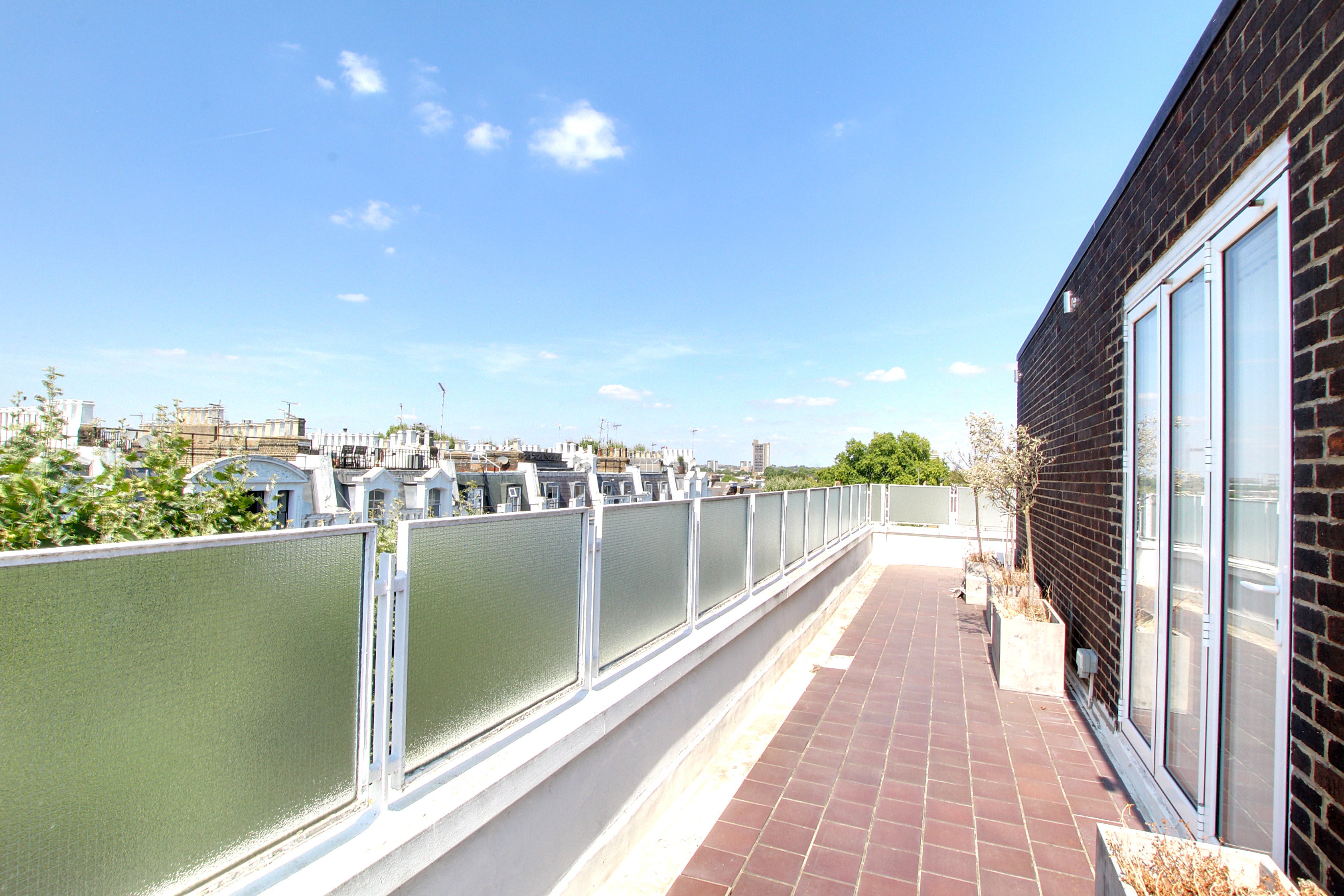 Flat Linden Gardens in Greater London