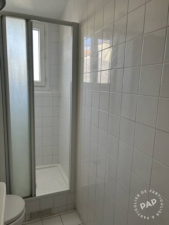 Flat Rue Rennequin in Paris