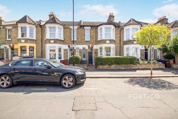 Flat Claude Road in London