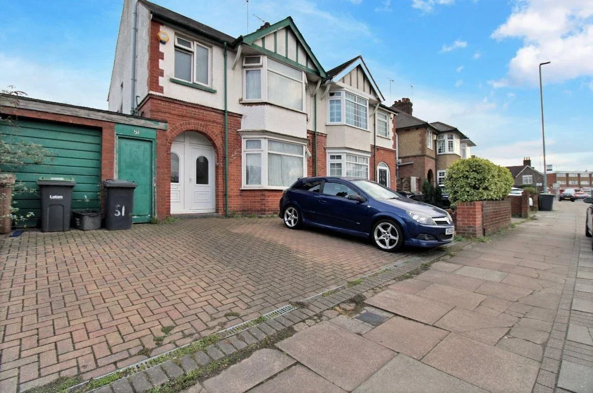 House Grange Avenue in Luton