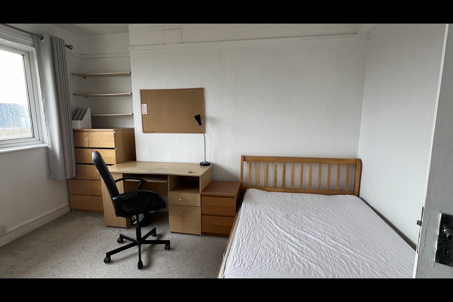 Flat Cathnor Road in Greater London