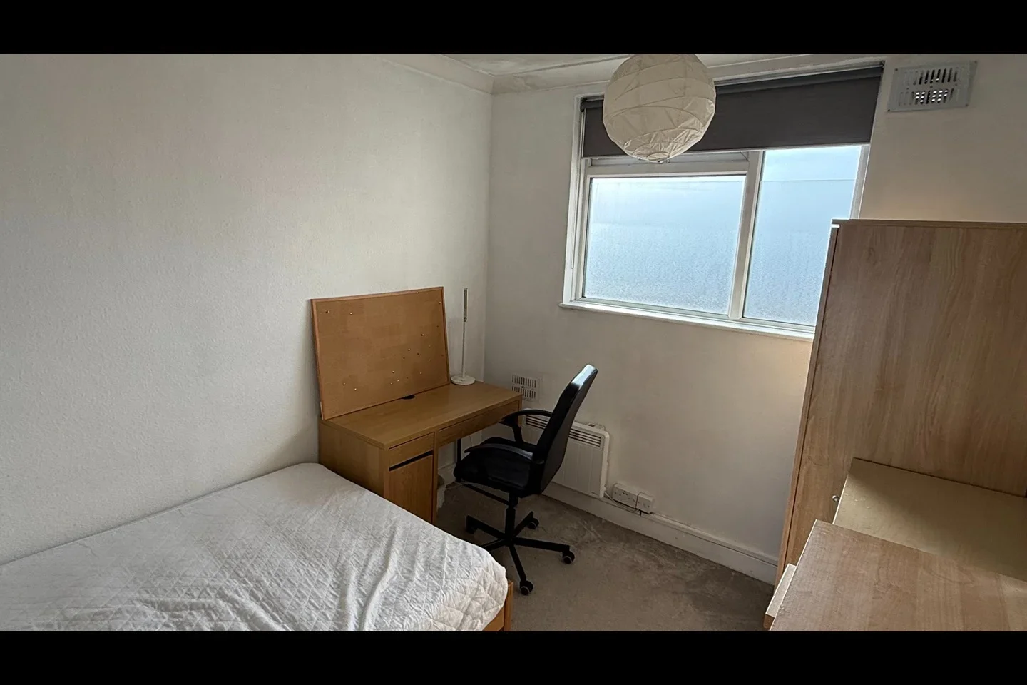 Flat Cathnor Road in Greater London