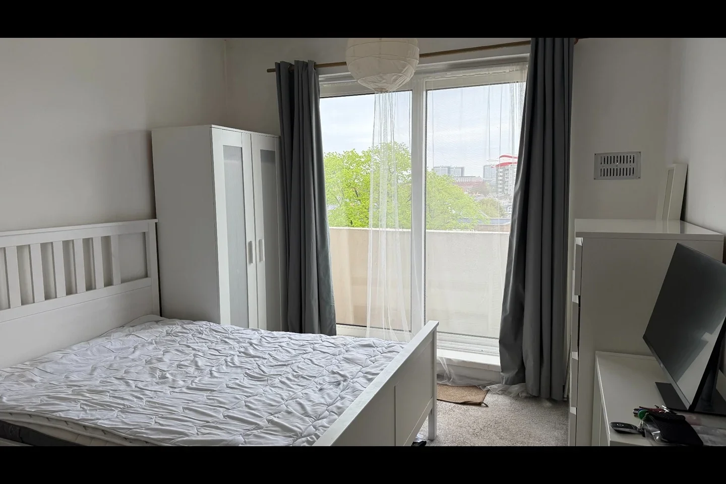 Flat Cathnor Road in Greater London
