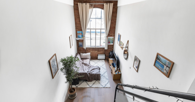 Flat Fairfield Road in Greater London