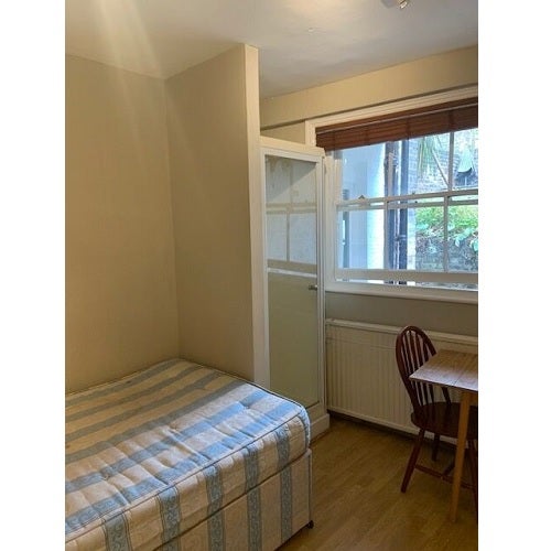 Room Stanwick Road in Greater London