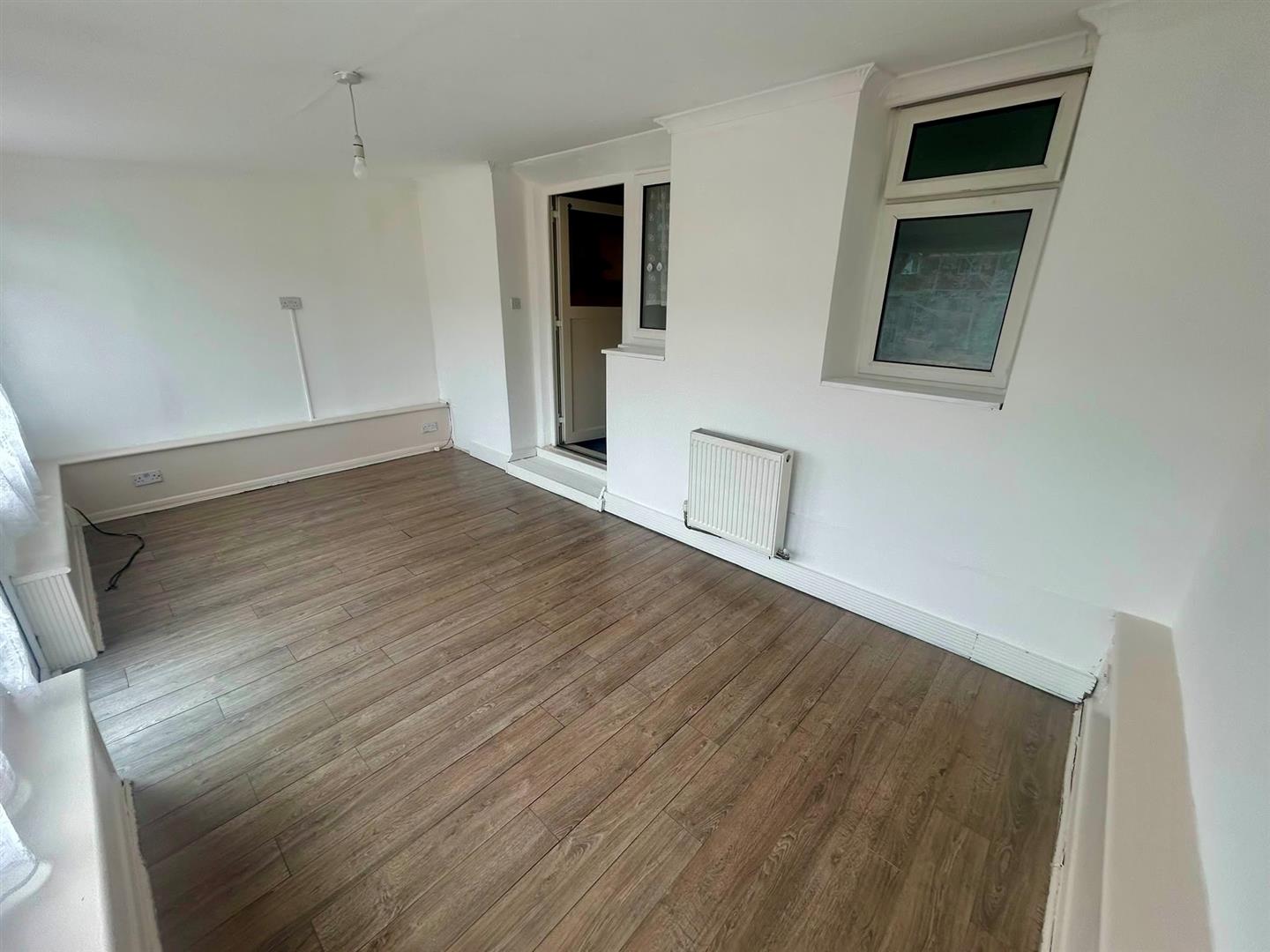 Flat Greenfield Gardens in Greater London