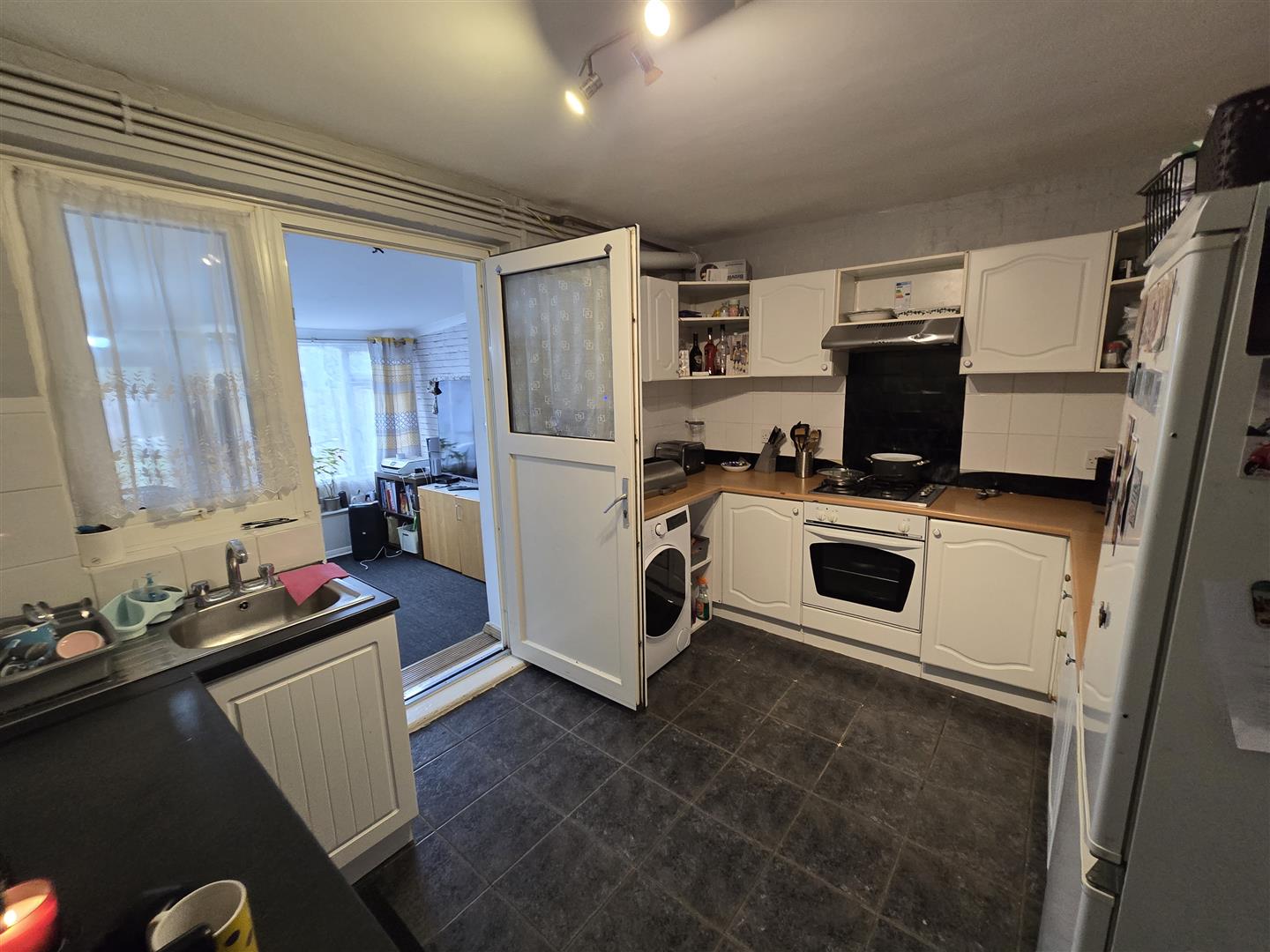 Flat Greenfield Gardens in Greater London