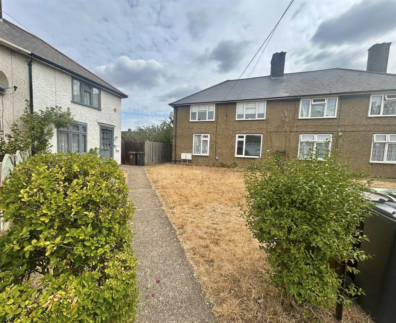 Flat Greenfield Gardens in Greater London