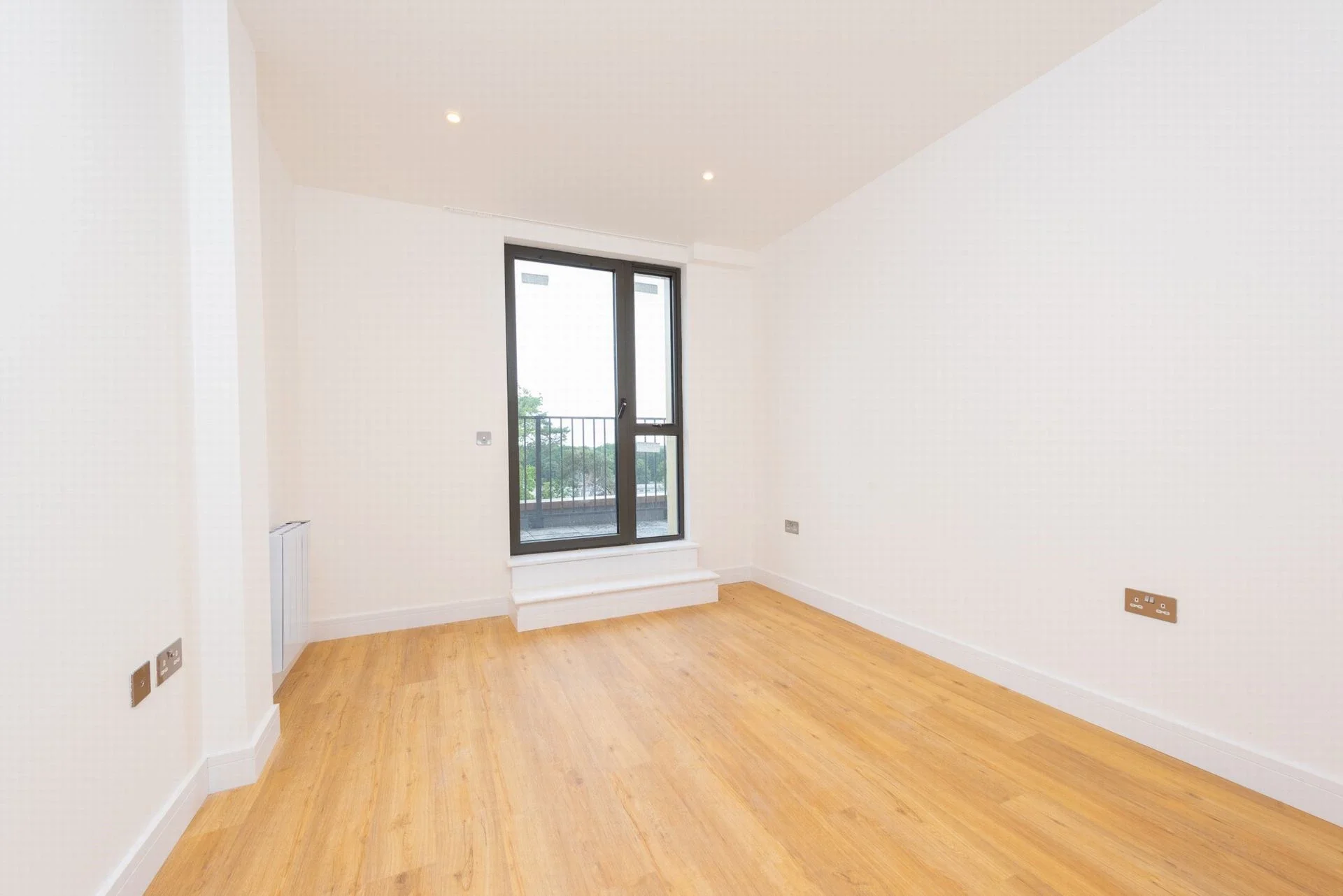 Flat Farnborough Road in Rushmoor