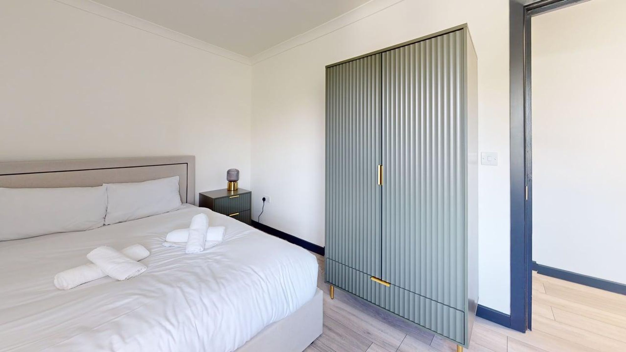 Room Hampton Road in Greater London