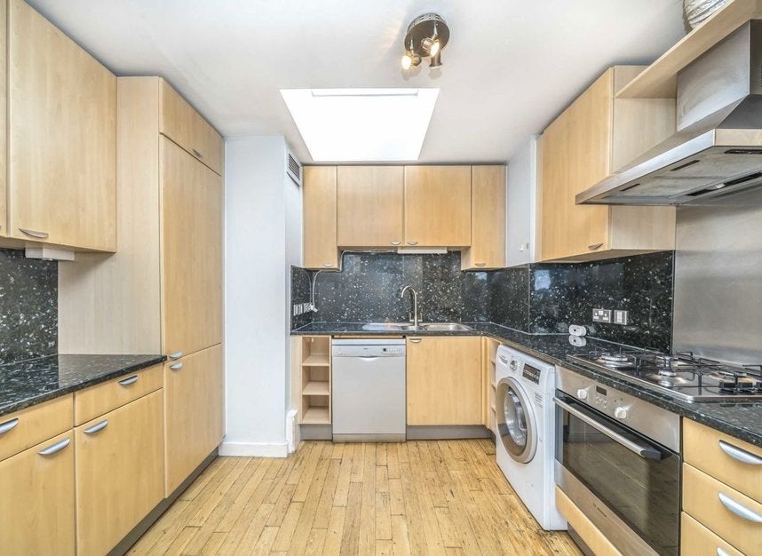 Flat Rotherhithe Street in Greater London