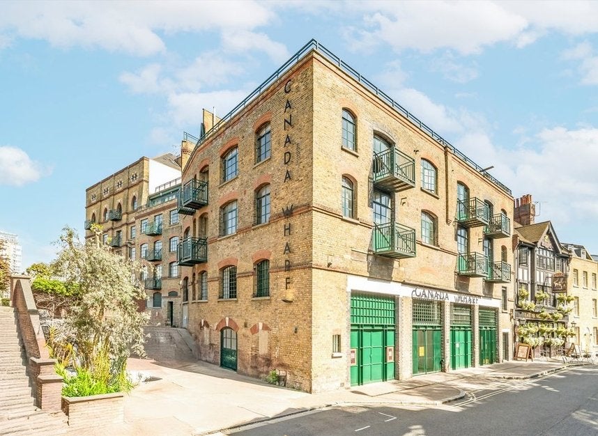 Flat Rotherhithe Street in Greater London