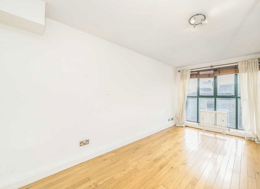 Flat Rotherhithe Street in Greater London