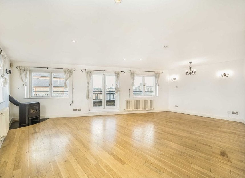 Flat Rotherhithe Street in Greater London