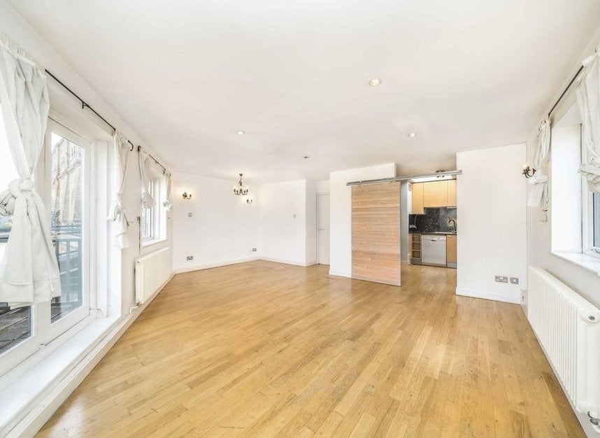 Flat Rotherhithe Street in Greater London