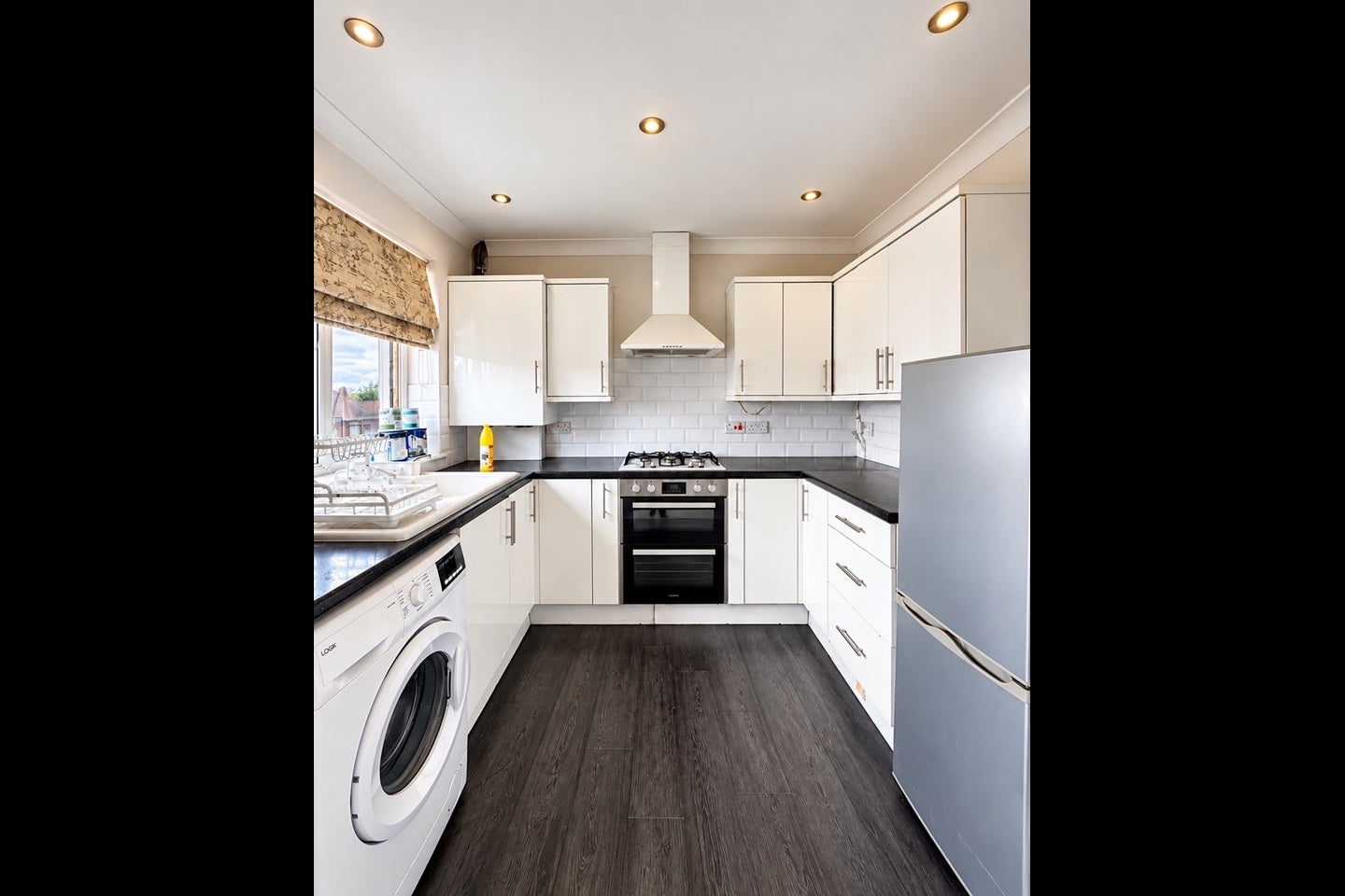 Flat Glebe Avenue in Greater London