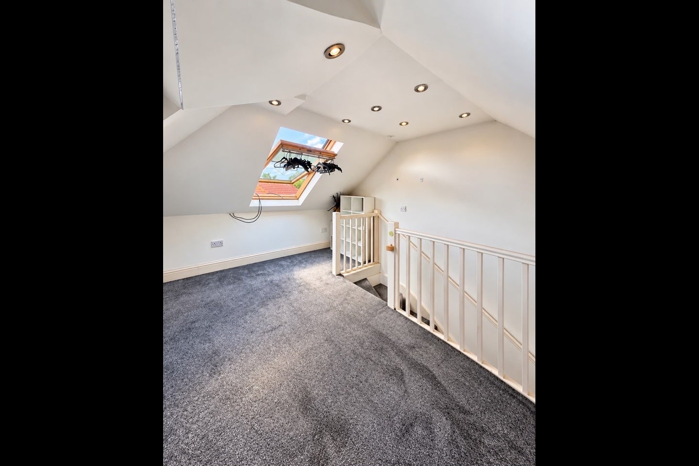 Flat Glebe Avenue in Greater London