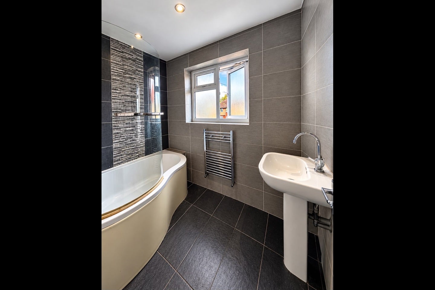 Flat Glebe Avenue in Greater London