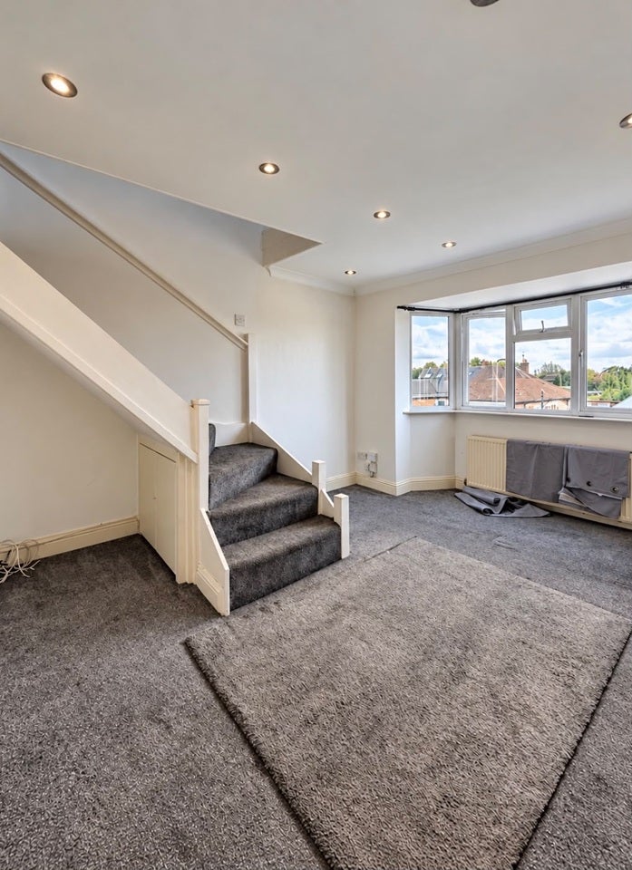 Flat Glebe Avenue in Greater London