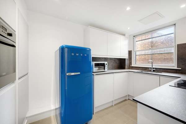 Flat Parkgate Road in Greater London