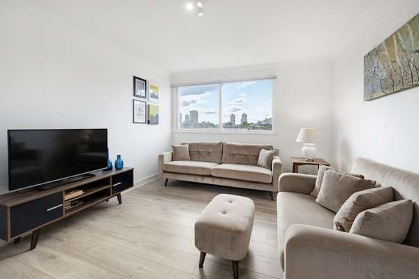 Flat Parkgate Road in Greater London