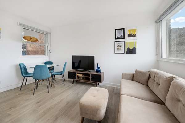 Flat Parkgate Road in Greater London