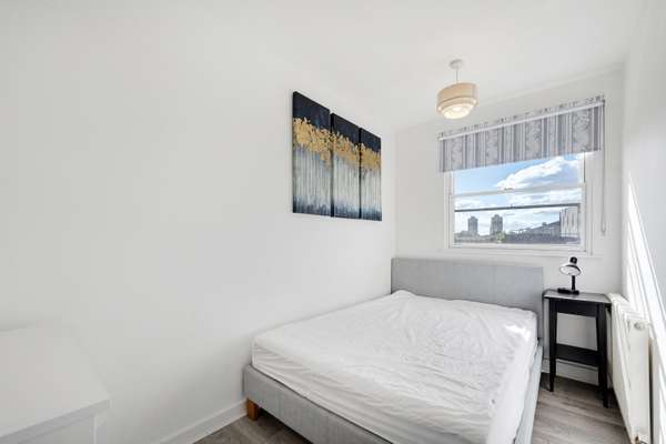 Flat Parkgate Road in Greater London